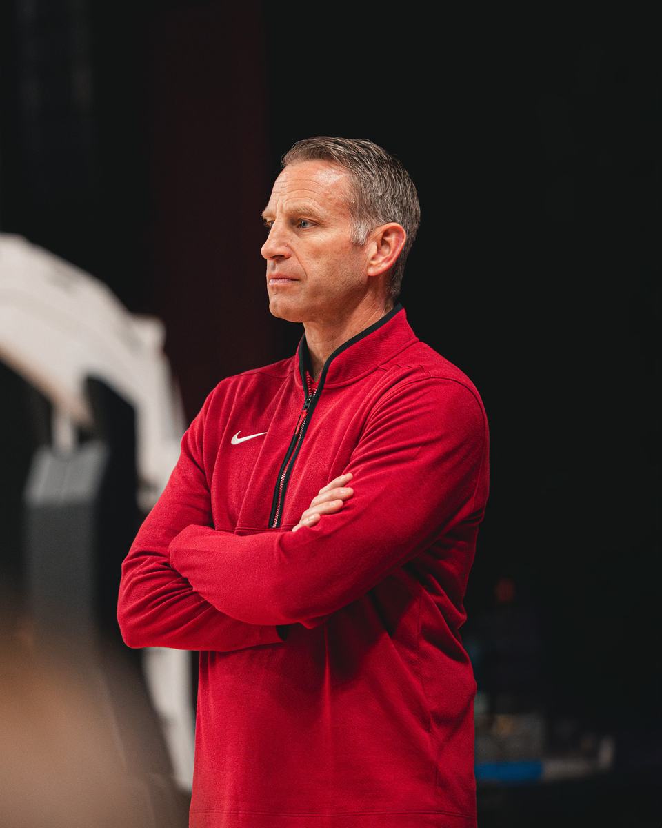 Head Coach Nate Oats courtside